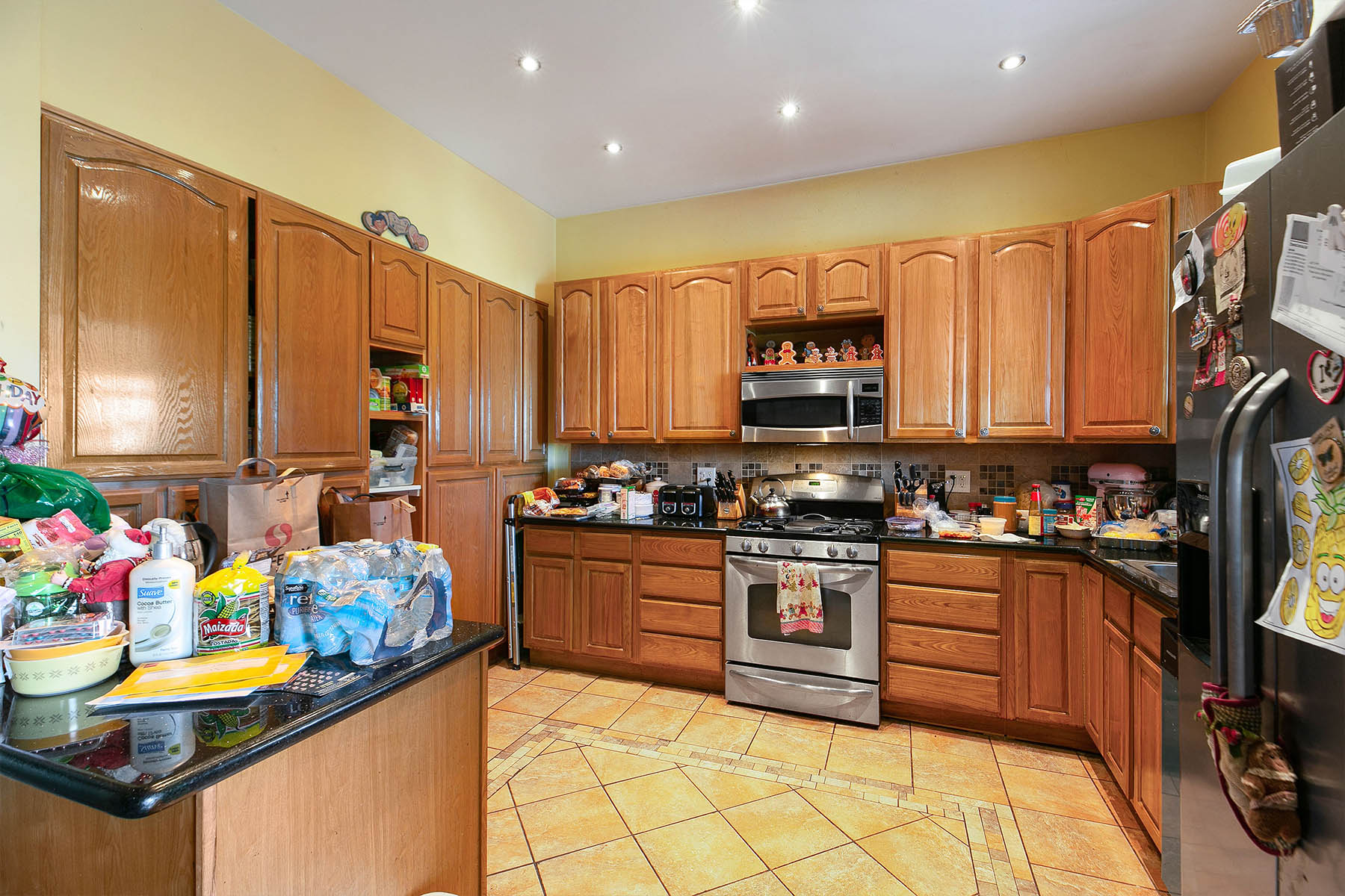 Amazing kitchen decluttering with staging before